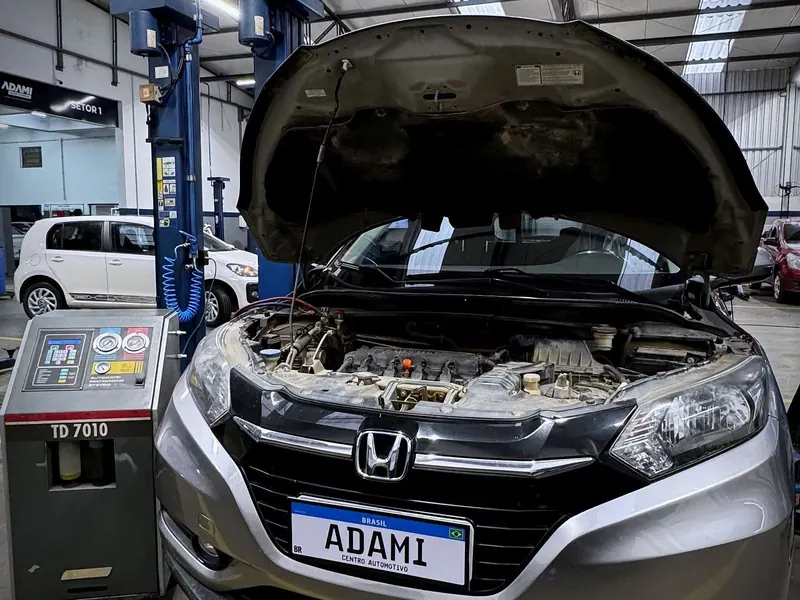 Honda HR-V ao lado da máquina de ar-condicionado no galpão do Adami