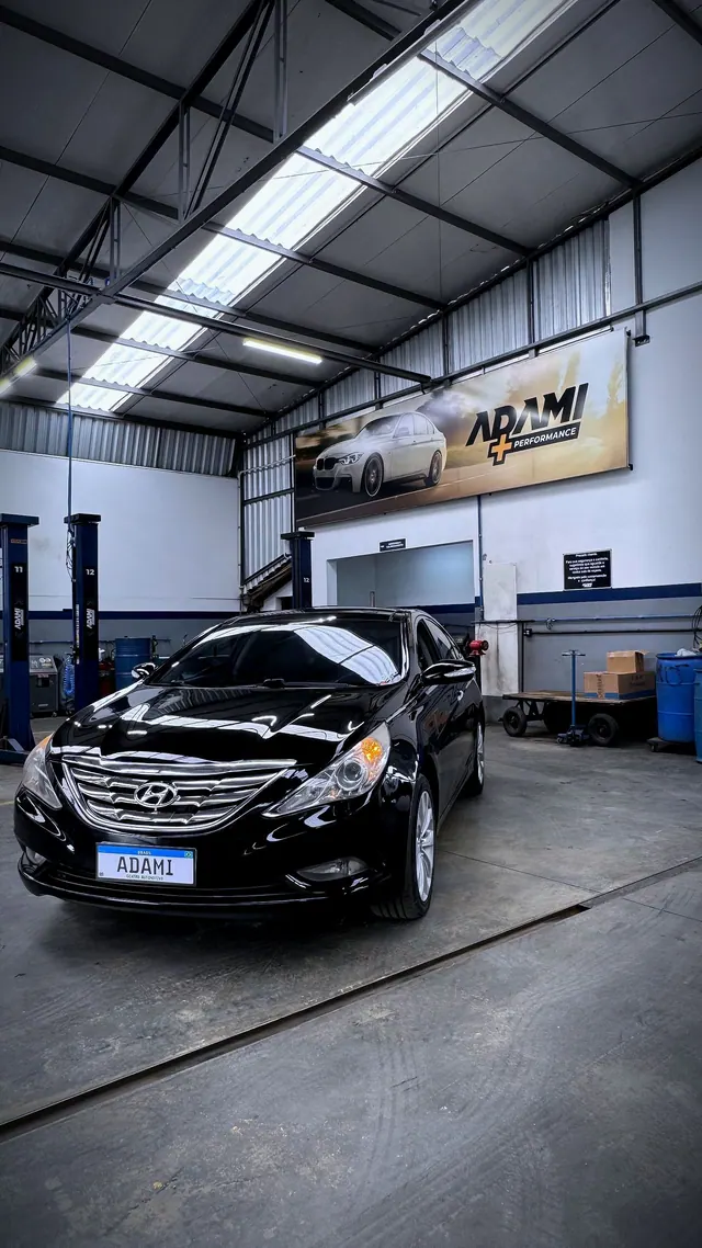 Hyundai Sonata preto no galpão do Adami