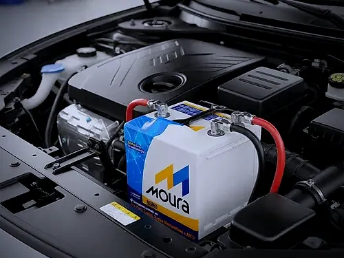 Bateria Moura instalada no cofre do motor de um carro