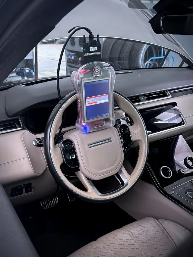 Scanner de diagnóstico apoiado no volante de um SUV premium
